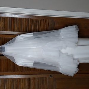 White Fingertip Ruffle Edge Wedding Veil With Comb